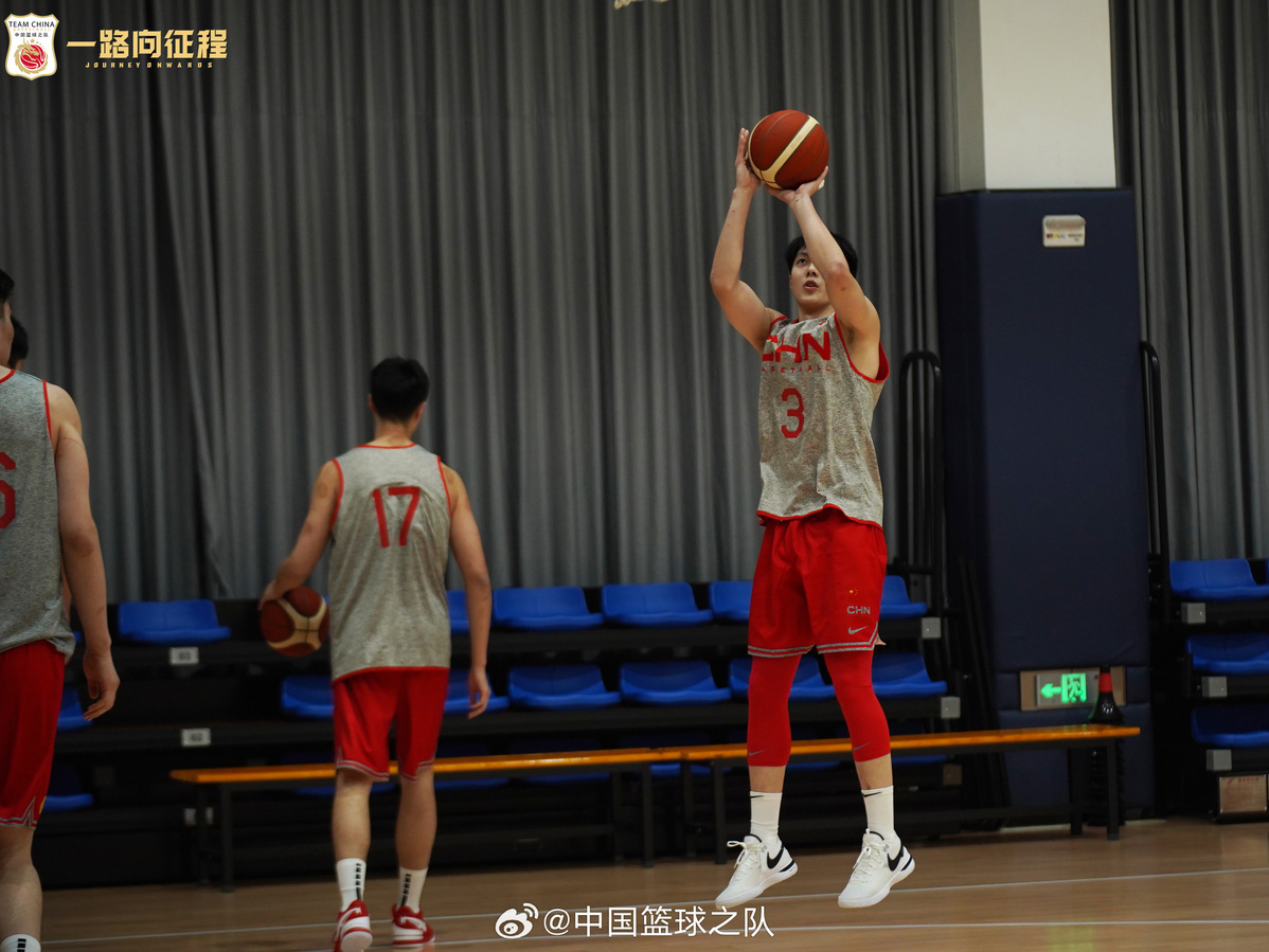 东莞四中篮球_东莞四中篮球队历史_东莞4中篮球队热身扣篮