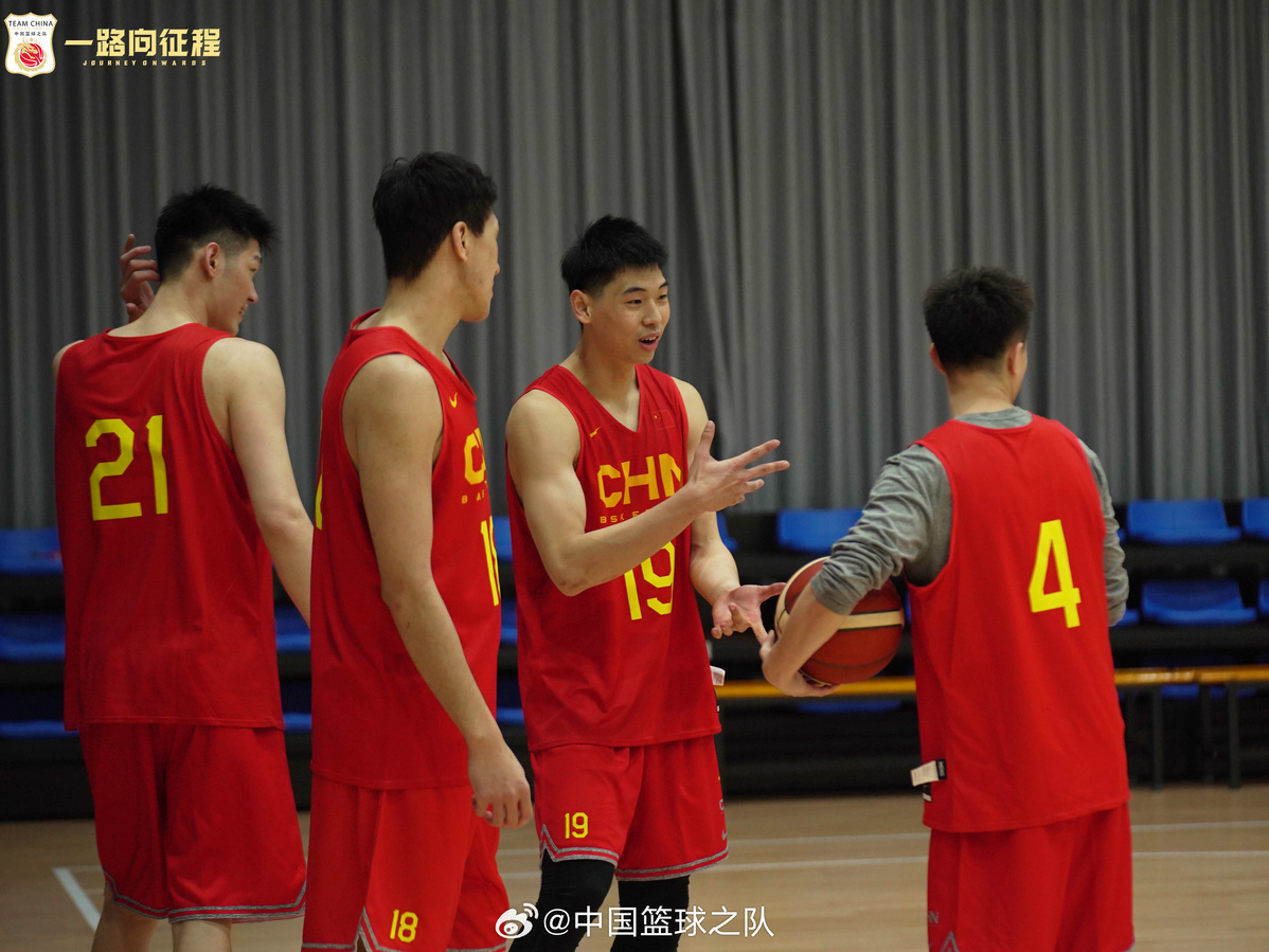 东莞4中篮球队热身扣篮_东莞四中篮球队历史_东莞四中篮球