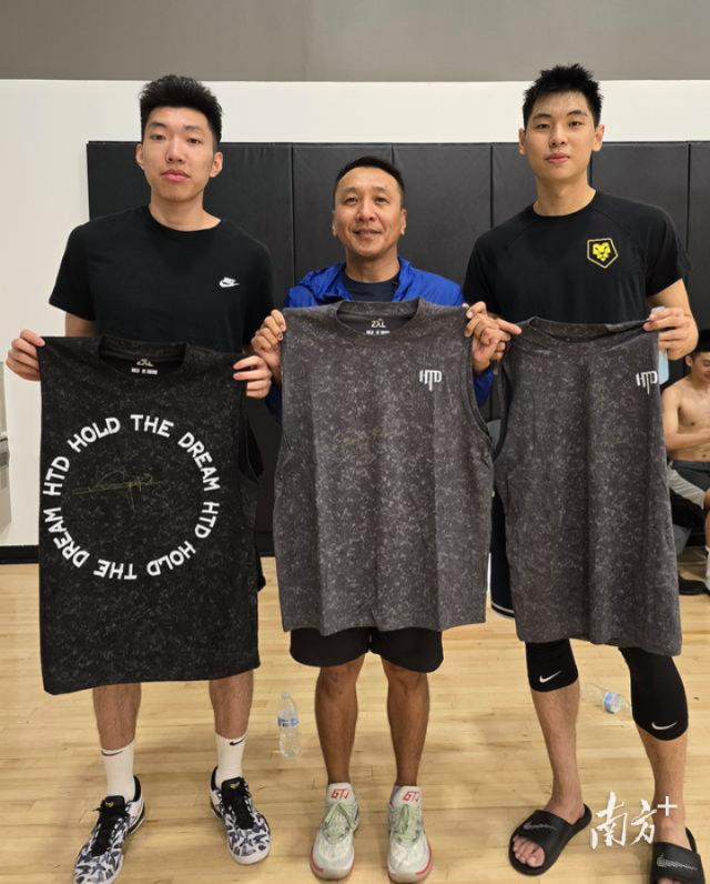 东莞4中篮球队热身扣篮_东莞四中篮球队历史_广东东莞四中篮球队