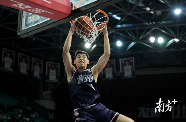 广东东莞四中篮球队_东莞四中篮球队历史_东莞4中篮球队热身扣篮