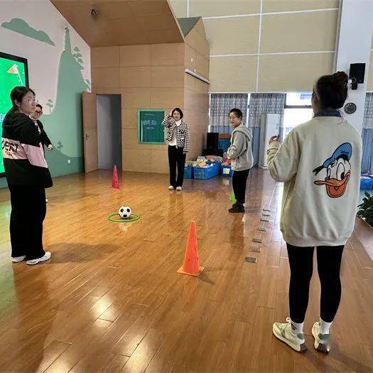 幼儿园足球游戏教案和设计意图_幼儿足球规则意识_幼儿足球规则游戏设计意图