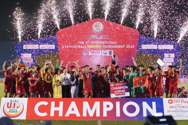 越南03年龄段U19国青队获四国赛冠军.jpg