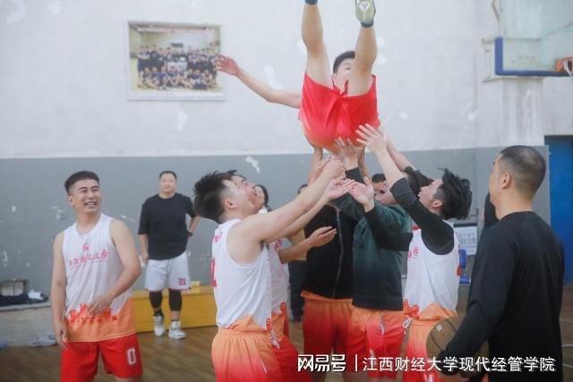 为冠军喝彩篮球_篮球喝彩冠军为什么没了_篮球场上喝倒彩