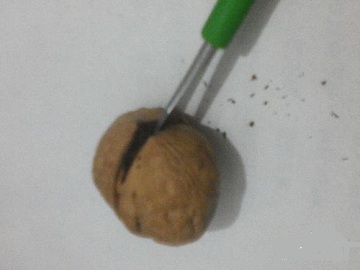核桃怎么开好开_生活小窍门开核桃_轻松开核桃